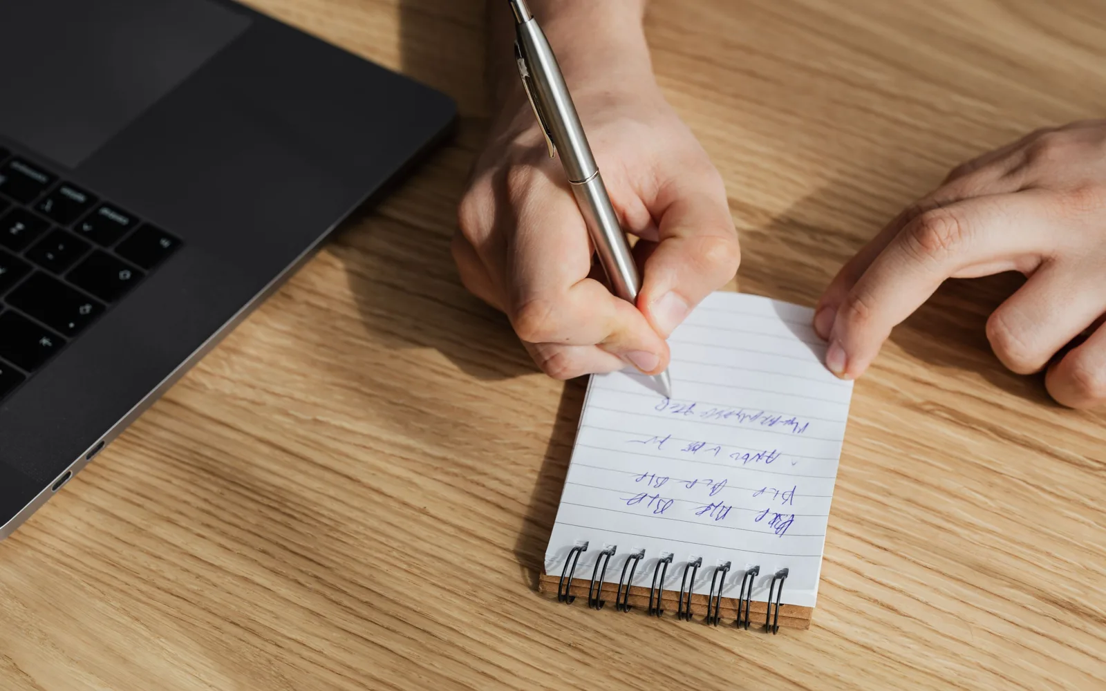Une personne relit les mentions obligatoires d’une facture avant de l’envoyer à son client.